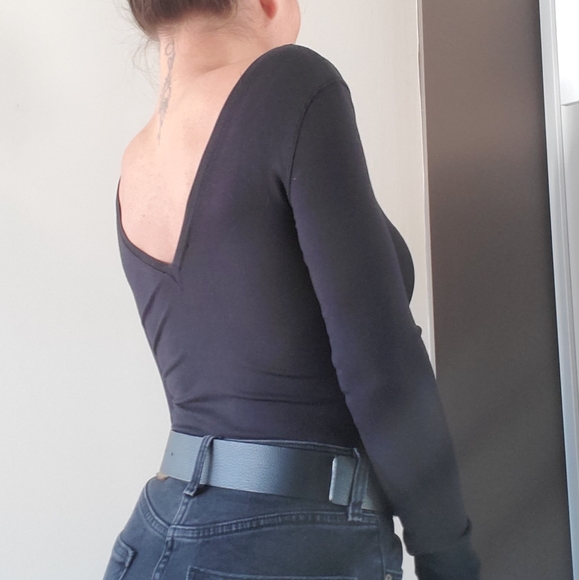 NWOT Aritzia v-neck bodysuit - Picture 5 of 5
